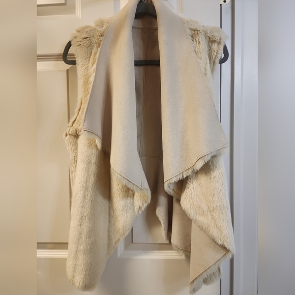 Bebe Women’s Reversible Faux Fur / Faux Suede Vest Hanky Hem Open Front Small - Picture 3 of 8